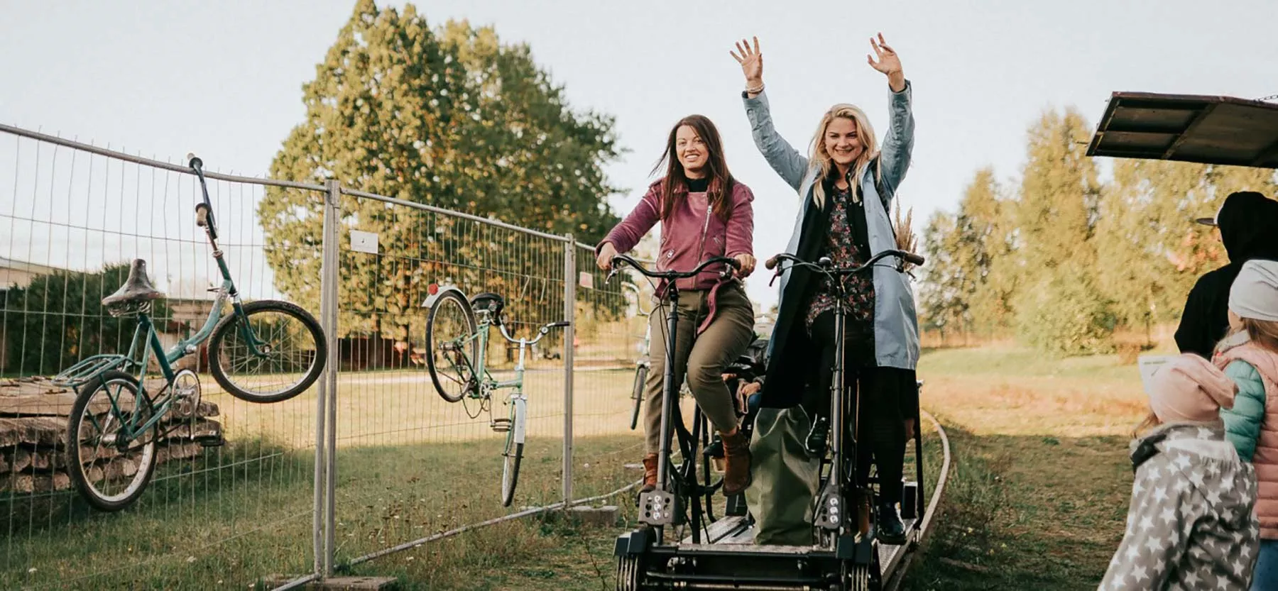 Zwei Frauen auf einem selbstgebauten Scooter