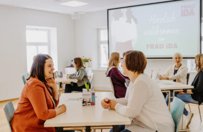 Frauen beim Besprechen