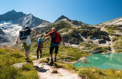 Familie beim Wandern in den Bergen