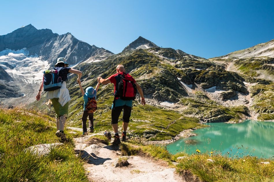 Familie beim Wandern in den Bergen